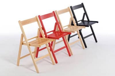 Farbenfrohe Holzklappstühle